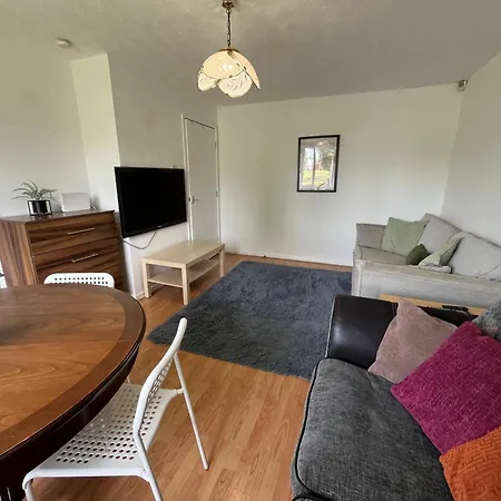 Cosy 2 Bedroom Apartment Near City Centre-3